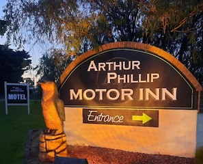 Señal del Arthur Phillip Motor Inn con una flecha de entrada.