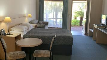 Chambre, 1 grand lit, bain Ă remous (Spa Bath)