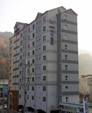 Exterior. High Valley Hotel
