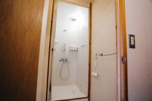 Shower, free toiletries, hair dryer, slippers - AIEN Coffee and hostel (Chatan)