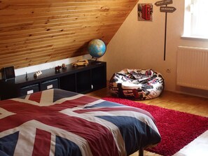 1 bedroom, desk, free WiFi, bed sheets