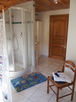 Shower, hair dryer, towels, soap - Bed and breakfast in Chatenois - center alsace (Châtenois)