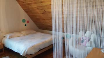 1 soverom, skrivebord, wi-fi (inkludert) og sengetøy