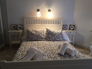 2 slaapkamers, een bureau, een strijkplank/strijkijzer, wifi