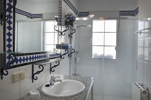Douche, séchoir à cheveux, bidet, serviettes fournies