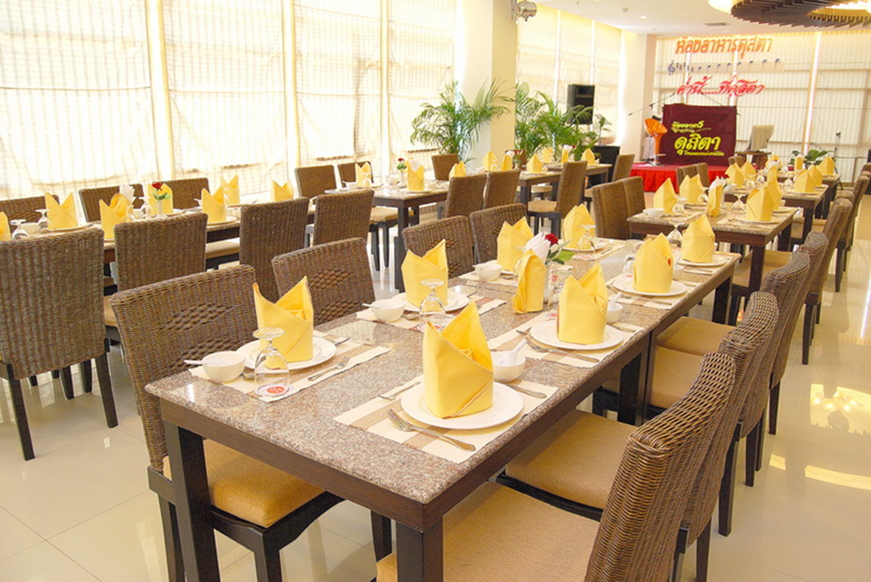 Desayuno buffet (THB 150 por persona) 