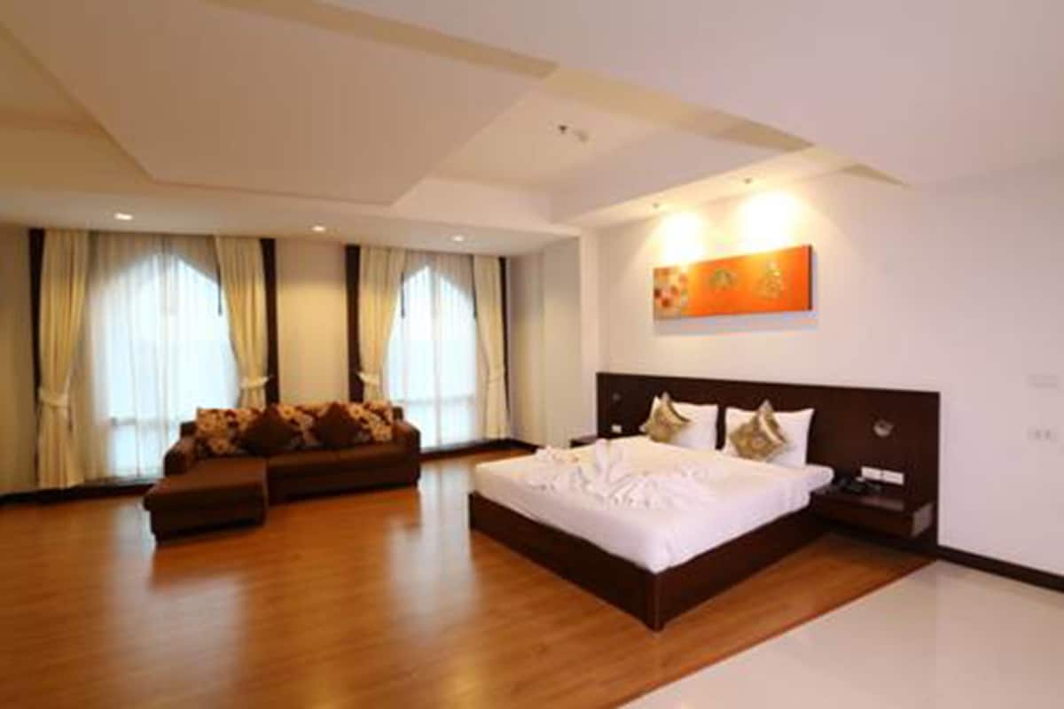 Junior Double Room | Hypo-allergenic bedding, minibar, blackout drapes, rollaway beds