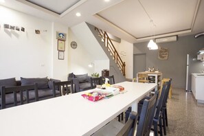 Lobby sitting area - Dali Yi International Hostel (Toucheng)