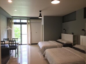 Habitación cuádruple Confort, vista a la montaña | Cortinas blackout, camas extra y wifi gratis