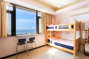 Blackout drapes, rollaway beds, free WiFi - Dali Yi International Hostel (Toucheng)