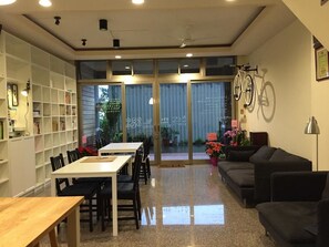 Lobby sitting area - Dali Yi International Hostel (Toucheng)