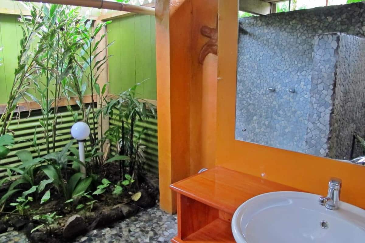 shower, free toiletries, towels