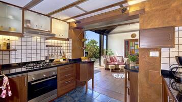 Een koelkast, een oven, een kookplaat, een vaatwasser