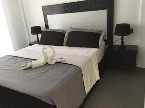 2 habitaciones, tabla de planchar con plancha y cuna de viaje 