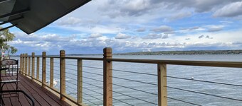 Waterfront Paradise with NEW Jacuzzi Spa!