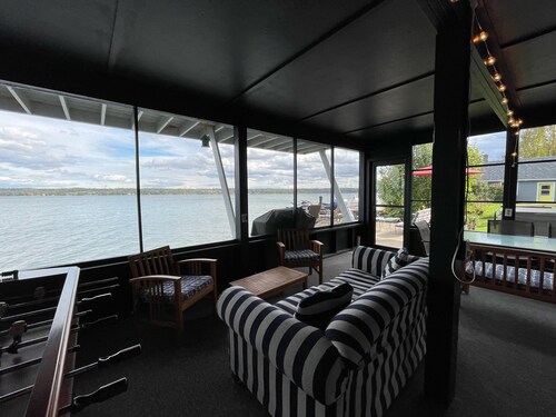 Waterfront Paradise with  NEW Jacuzzi Spa!