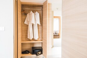 Premium bedding, in-room safe, desk, blackout curtains - TwoThree A Homely Hotel (Bangkok)