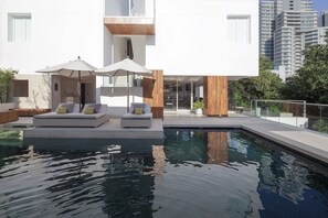 Outdoor pool, pool umbrellas, pool loungers - TwoThree A Homely Hotel (Bangkok)