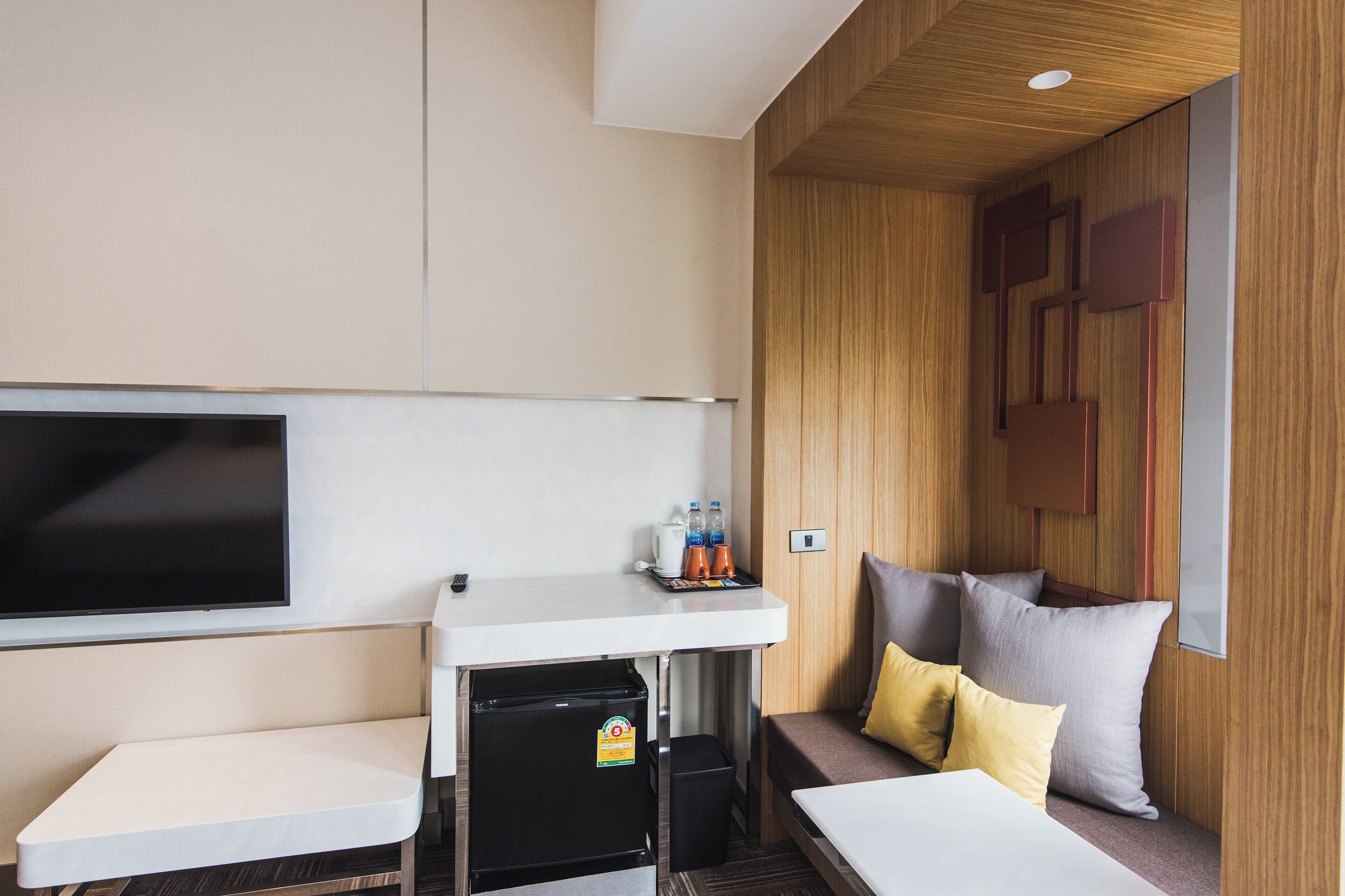 superior room, 1 queen bed | living area | 32-inch flat-screen tv with cable channels, tv