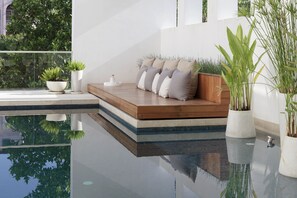 Outdoor pool, pool umbrellas, pool loungers - TwoThree A Homely Hotel (Bangkok)