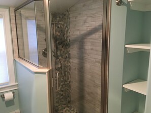 Combined shower/tub