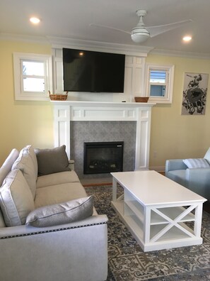 Smart TV y chimenea 