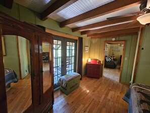 2 bedrooms, iron/ironing board, WiFi, bed sheets - The Ole Bear Rustic Mountain Cabin (Tellico Plains)