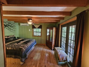 2 bedrooms, iron/ironing board, WiFi, bed sheets - The Ole Bear Rustic Mountain Cabin (Tellico Plains)