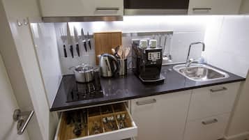 Een koelkast, een magnetron, een kookplaat