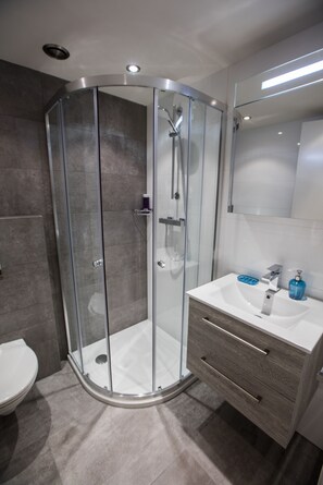 Douche, articles de toilette gratuits, sèche-cheveux