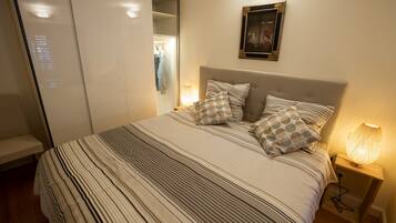 1 slaapkamer, een bureau, een strijkplank/strijkijzer, reisbedje