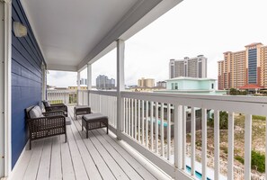 Property grounds - 5 bedroom, 3 bath. Private, Heated Pool! Easy walk to Beach & to the Hangout! (Gulf Shores)