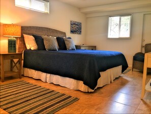 2 bedrooms, desk, free WiFi, bed sheets - Private Cottage on an acre lot at Keawakapu Beach - This is island living! (Kihei)