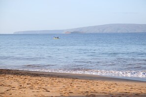 Vlak bij het strand, ligstoelen aan het strand, strandlakens
