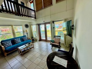 Televisión, reproductor de DVD, libros y videoteca 