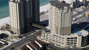 A high-rise hotel with multiple floors, a parking garage, and a beach view. - BEACHFRONT GRAND PANAMA, 1st FLR DIRECT TO BEACH, PET-FRIENDLY. NEXT TO TIKI BAR (Panama City Beach)