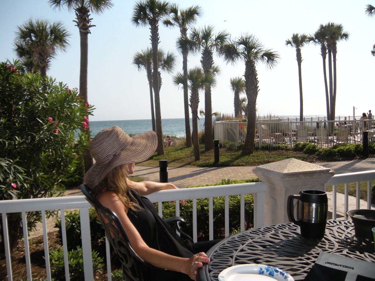 GRAND PANAMA BEACHFRONT, 1st FLOOR DIRECT TO BEACH, 2 HEATED POOL & PET-FRIENDLY