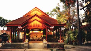 住宿正面 (夜晚)