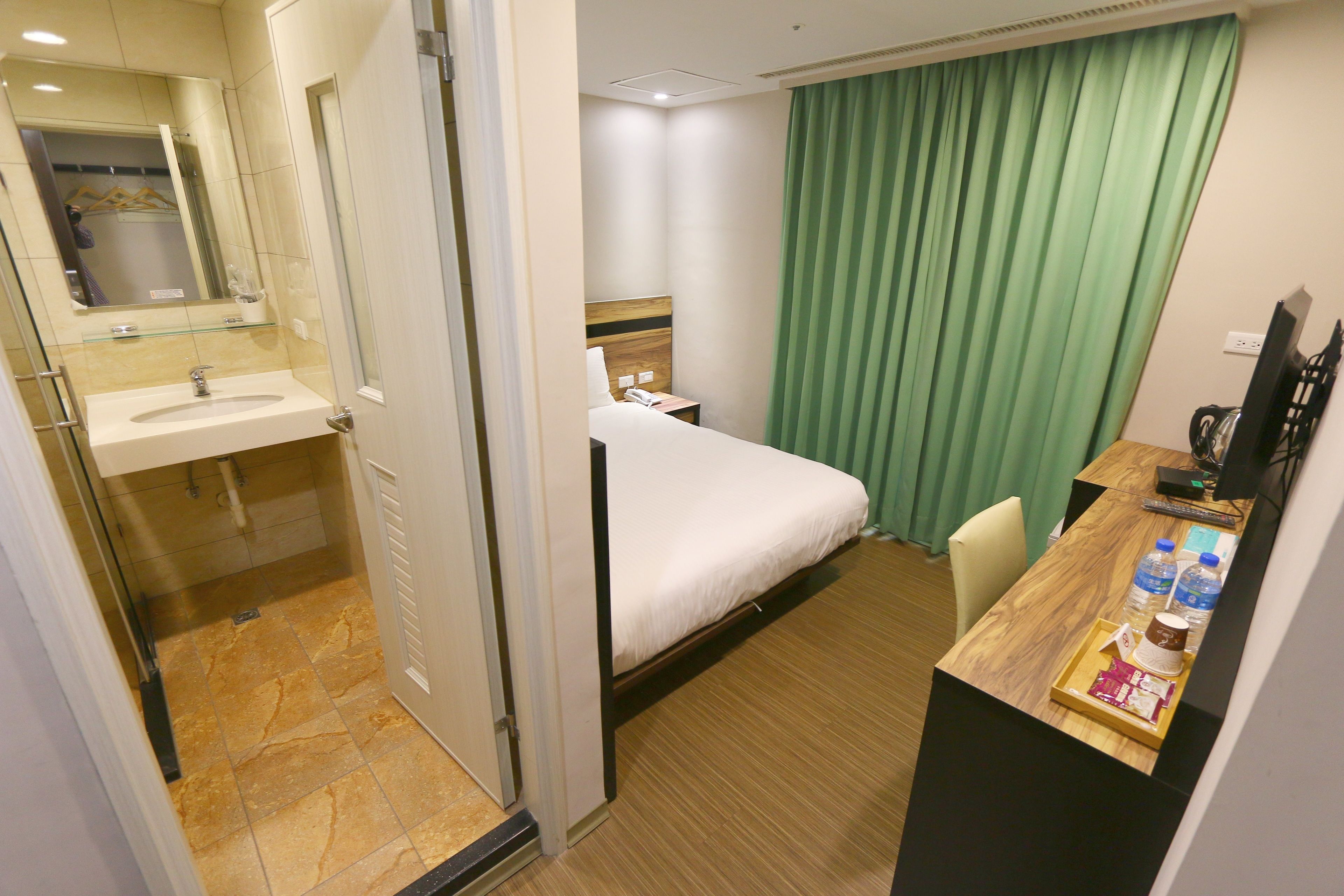 standard double room, 1 double bed | 1 bedroom, desk, bed sheets