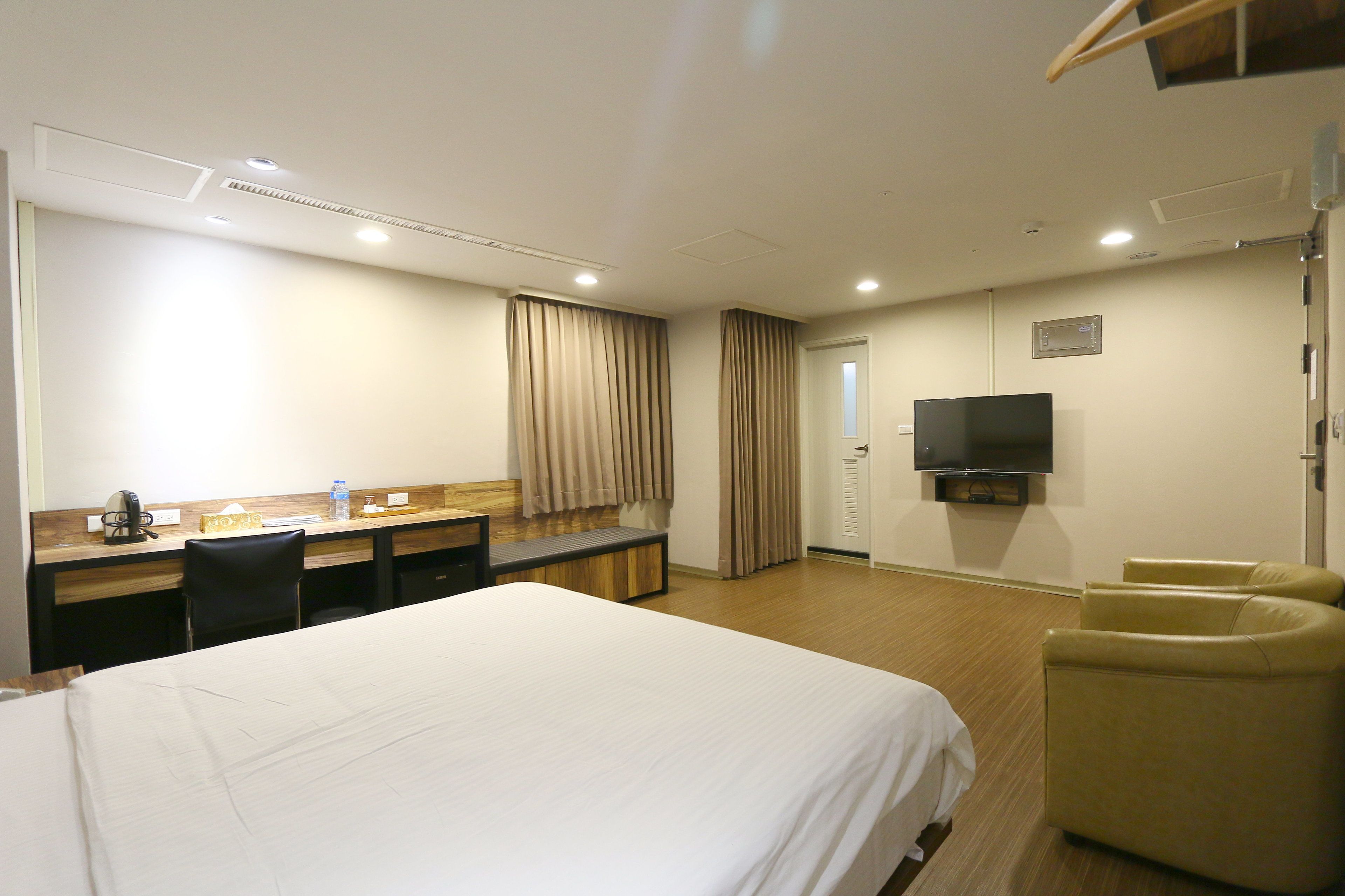 deluxe double room, 1 queen bed, balcony | 1 bedroom, desk, bed sheets