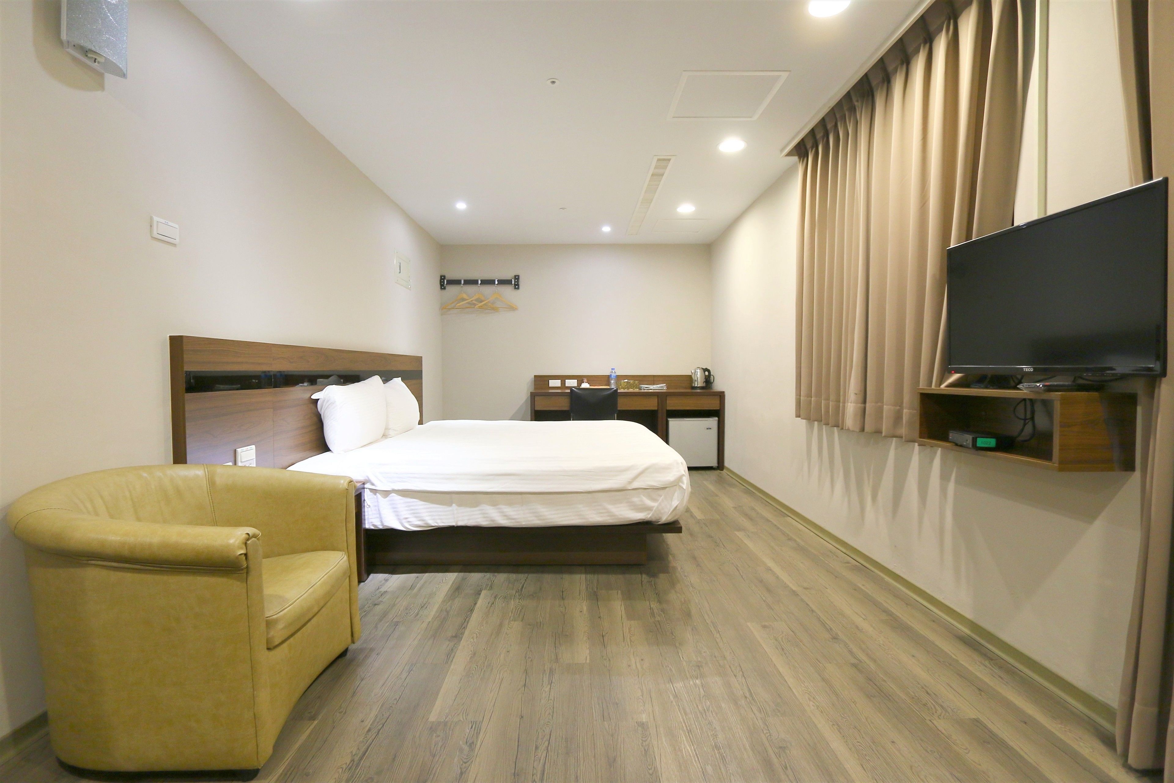 deluxe double room, 1 queen bed, balcony | 1 bedroom, desk, bed sheets