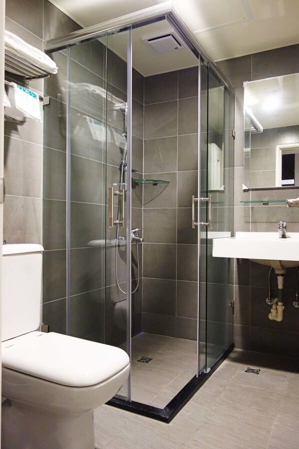 Shower, hair dryer, slippers, towels - TopL Hotel (Tainan)