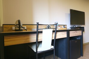 Desk, bed sheets - TopL Hotel (Tainan)