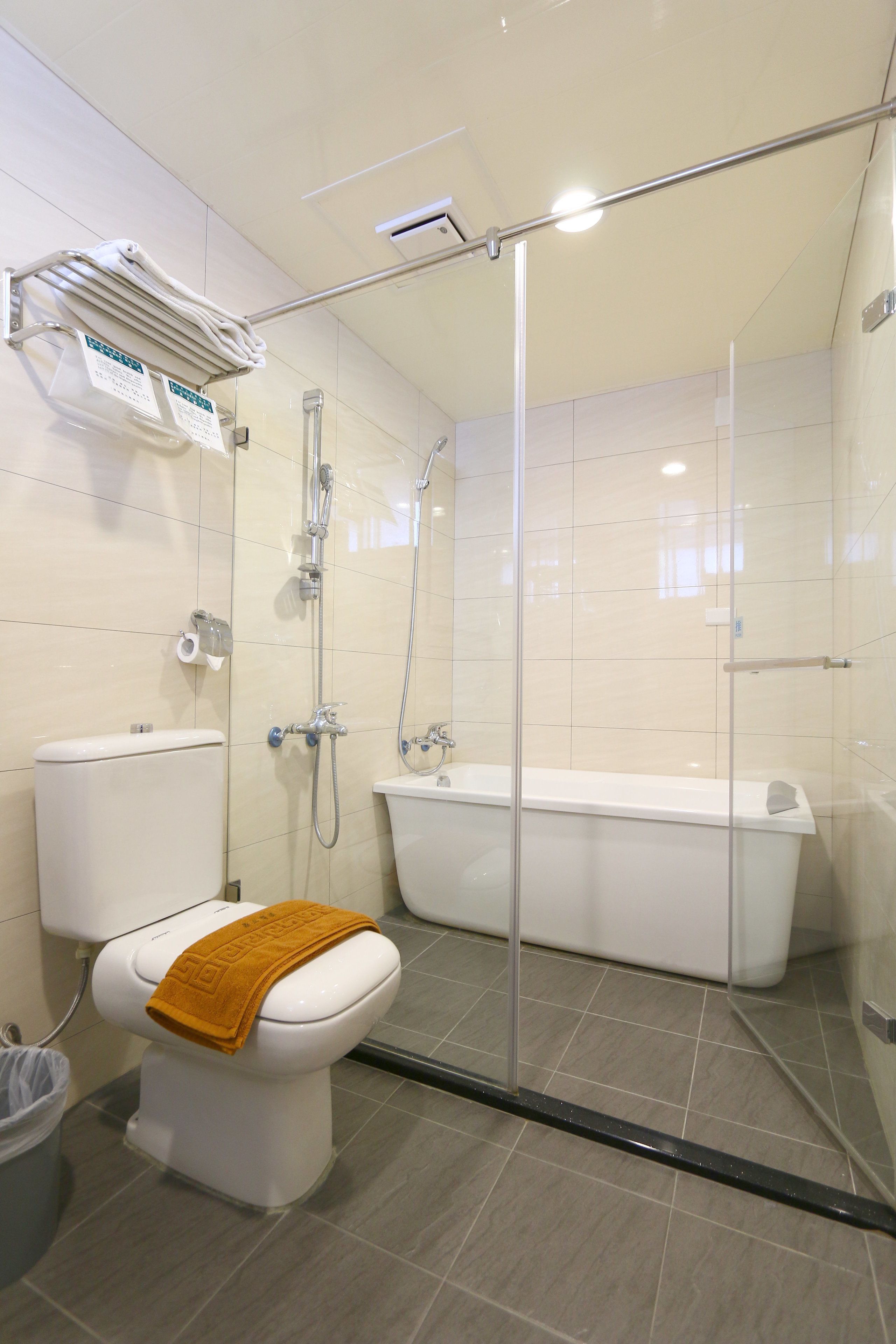 deluxe double room, 1 queen bed, balcony | 1 bedroom, desk, bed sheets