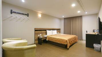 Escritorio y ropa de cama