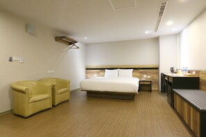 ห้องดีลักซ์ดับเบิล, เตียงควีนไซส์ 1 เตียง, ระเบียง | โต๊ะทำงาน, ผ้าปูที่นอน