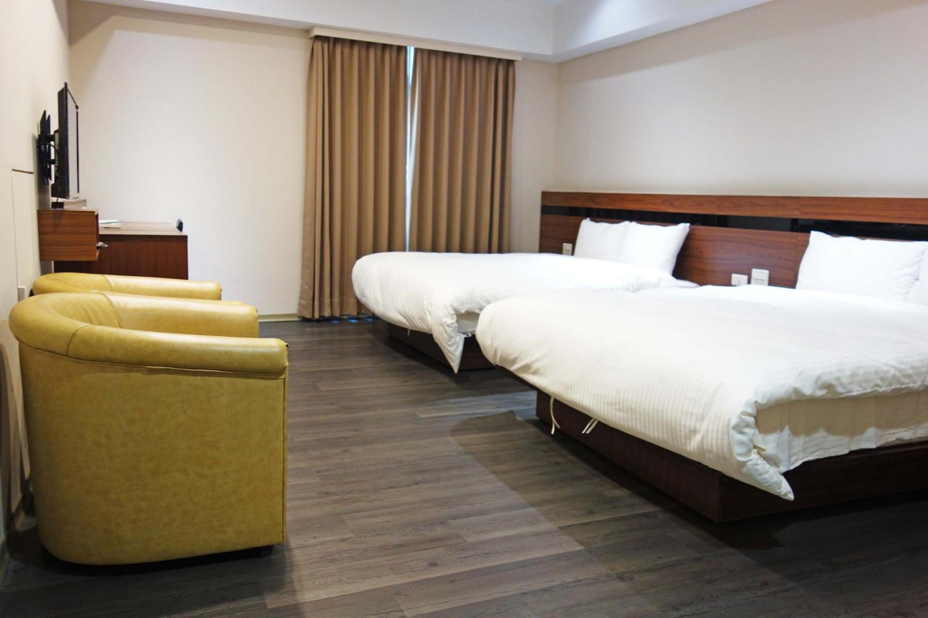 1 bedroom, desk, bed sheets