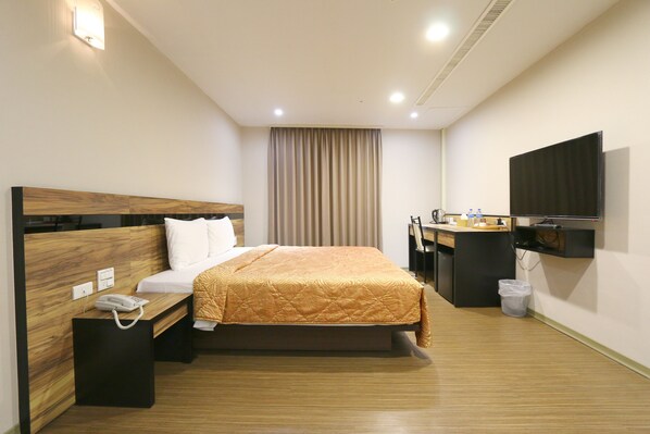 Desk, bed sheets - TopL Hotel (Tainan)