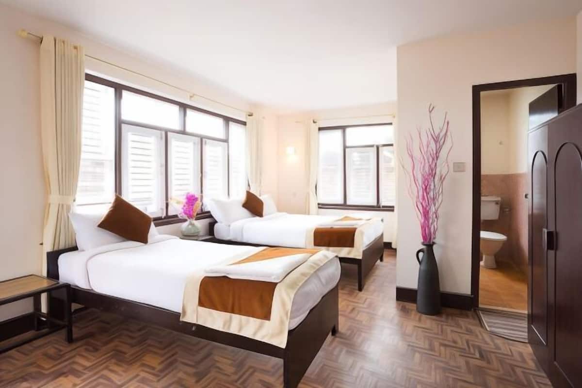4 kamar tidur, brankas, meja kerja, dan setrika/meja setrika