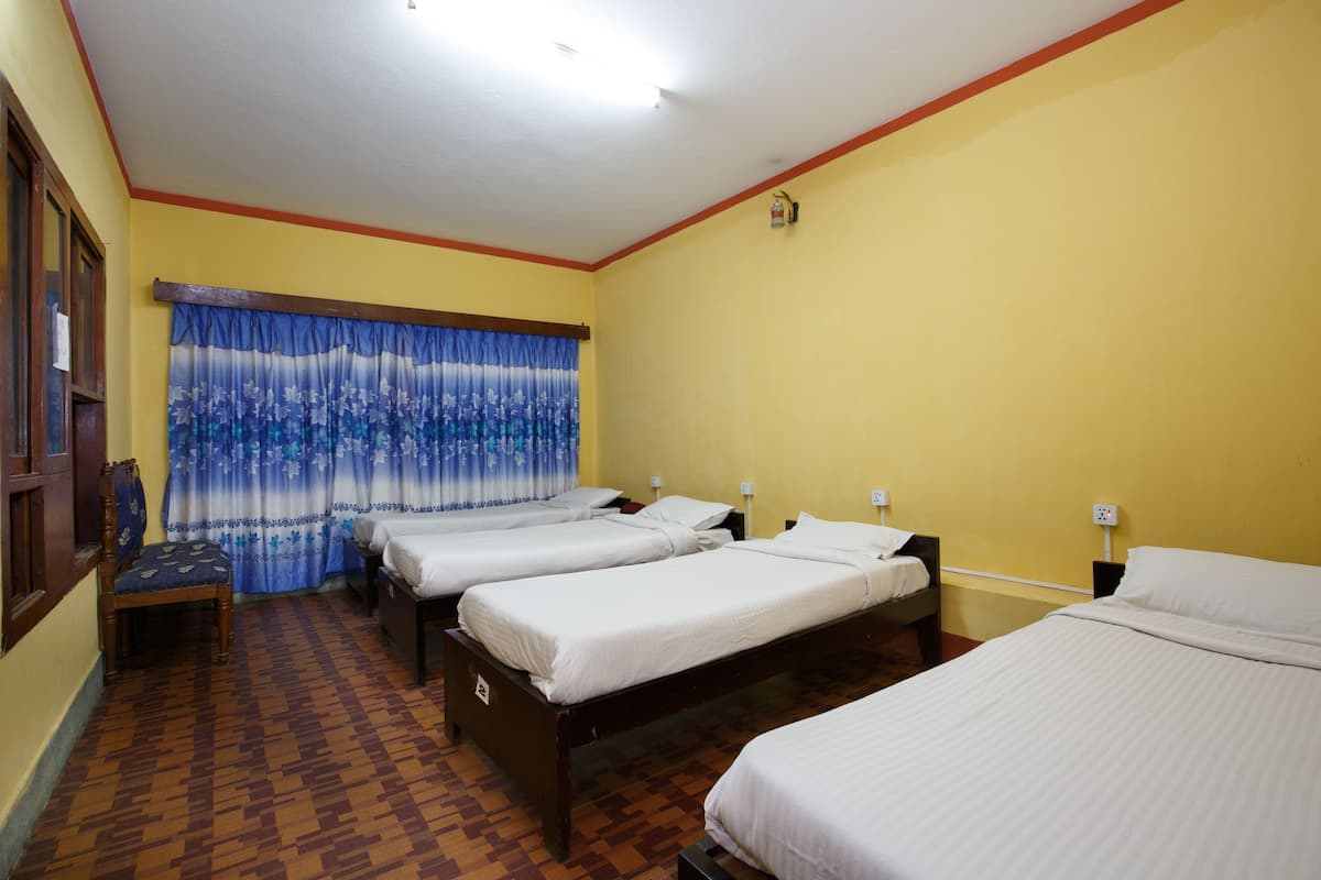 4 kamar tidur, brankas, meja kerja, dan setrika/meja setrika